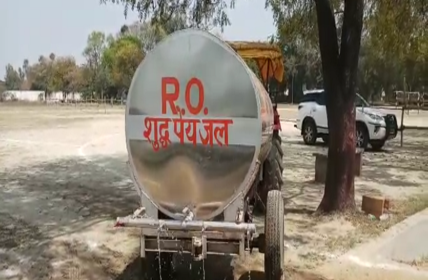 RO Water Spraying डिप्टी सीएम केशव मौर्या के स्वागत में सैकड़ों लीटर आरओ के पानी किया गया छिड़काव
