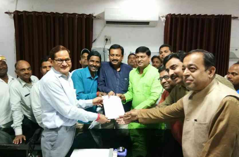 SP Leaders gave memorandum to DM Faizabad Against Illegal encroachment विरोध : अतिक्रमण हटाओ अभियान के खिलाफ सपाइयों ने डीएम को सौंपा ज्ञापन