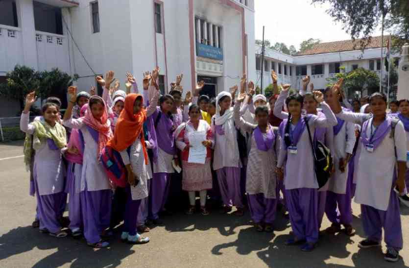 patrika news गल्र्स कॉलेज छात्राएं पहुंची कलेक्ट्रेट, अन्य कॉलेजों में भी प्रदर्शन