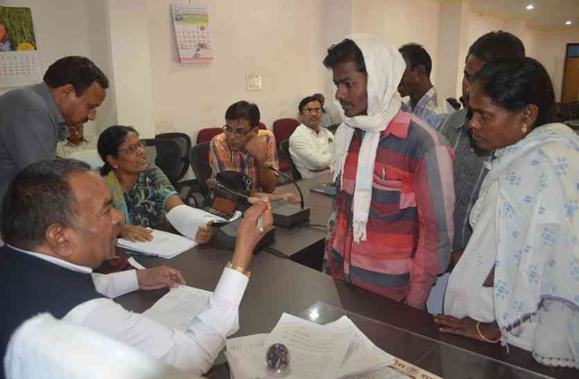 balaghat news आवास हुआ क्षतिग्रस्त, झोपड़ी बनाकर खेत में कर रहे निवास