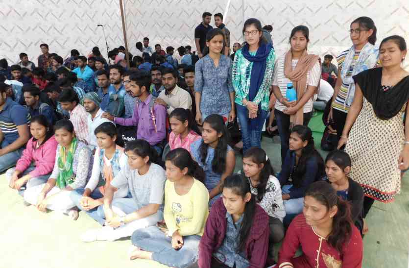 Students who are being engineered by just studying Theory सिर्फ थ्योरी पढ़कर इंजीनियर बन रहे यहां के छात्र