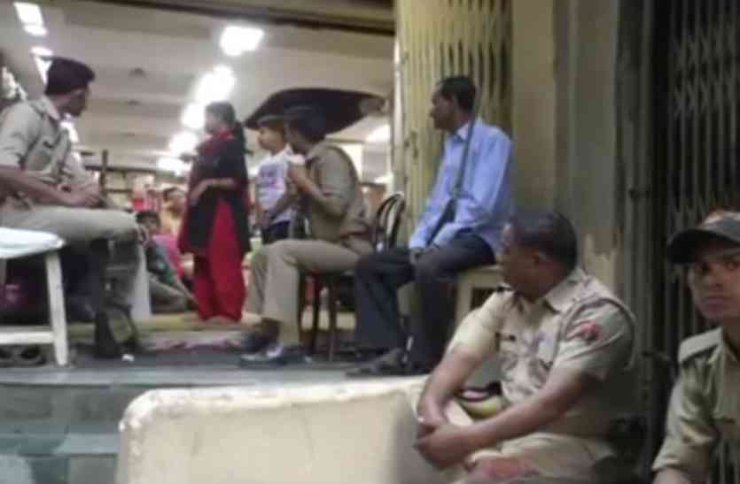 IT raid in cloth merchant Kanpur UP news कपड़ा व्यापारी के प्रतिष्ठानों में आईटी की रेड, बड़े पैमाने पर टैक्स चोरी, कई दस्तावेज किए जब्त