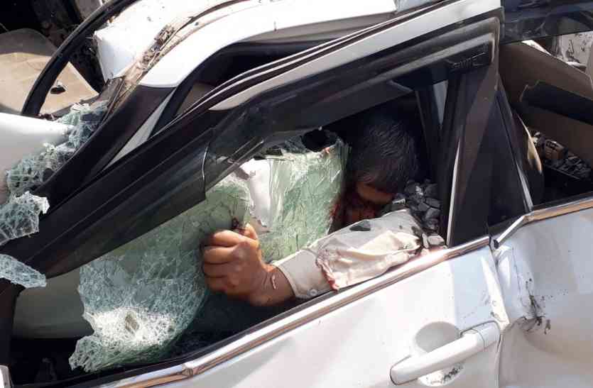 road accident 2 death in hoshangabad and latest news हाईवे पर भीषण हादसा : डंपर ने ट्रक और कार को मारी टक्कर, दो की मौत