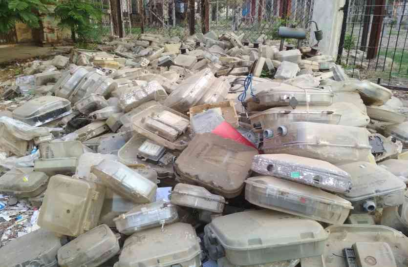 CG news यहां कबाड़ में पड़े हैं 100 से ज्यादा बिजली मीटर, फ्री में चाहिए तो पढ़े ये खबर
