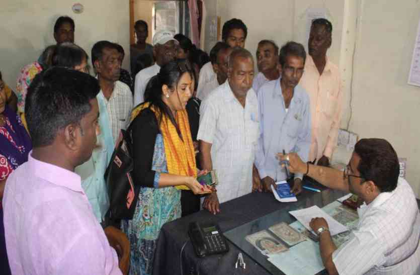 BPL card holder bothered सर्वर डाउन, नहीं हो रहा आधार कार्ड लिंक!