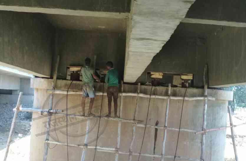 Jaipur Agra Highway puliya par khatare ka andesha शहीद पुलिया की सुरक्षा को खतरा, विशेषज्ञों की जांच में मिली खामी, 1994 में बनी पुलिया से टोल कम्पनी ने रोक दिया वाहनों का आवागमन