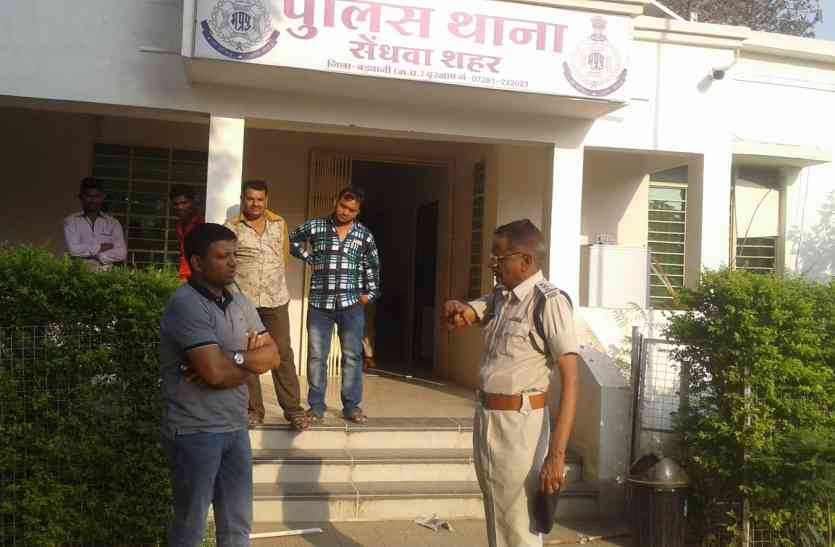 Attack on Gujarat police, arrests accused, air fires आरोपी पकडऩे आई गुजरात पुलिस पर हमला, किया हवाई फायर