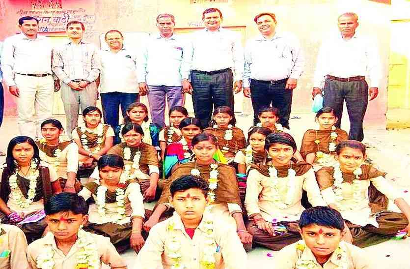 कार्यक्रम में बच्चे एवं शिक्षा अधिकारी लक्ष्य प्राप्ति के लिए जुटें