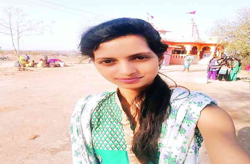 bhanu एटीकेटी से दु:खी बीई छात्रा ने परिजन के सामने लगाई फांसी
