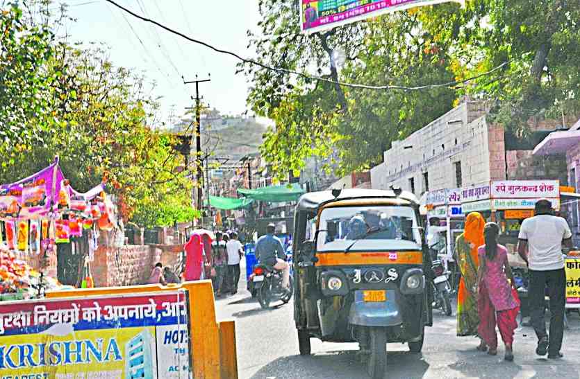 One cut stopped, Traffic system defective एक कट बंद किया फिर भी नियम तोड़ रहे, यातायात व्यवस्था जस की तस,जानिए पूरी खबर