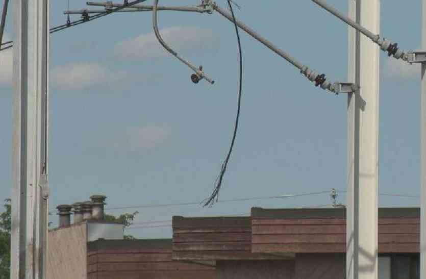 electricity issue बिजली के तार में फॉल्ट, टूट कर नीचे गिरे