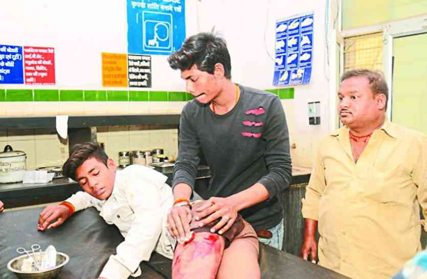 class Tenth student killed by knife during MP board examined 2018,mp board exam 2018 time table,mp board exam 2018 results,crime in mp board exam 2018 ,attempt to murder case,Attempt to murder,attempt to murder against,student attempt to murder,Jabalpur,crime,jabalpur police, MP बोर्ड की परीक्षा देकर बाहर निकले छात्र को चाकुओं से गोदा