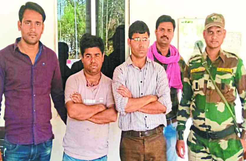 kawardha news पुलिस ने बाइक के नकली पार्ट्स बेचते दो ठगो को धर दबोचा