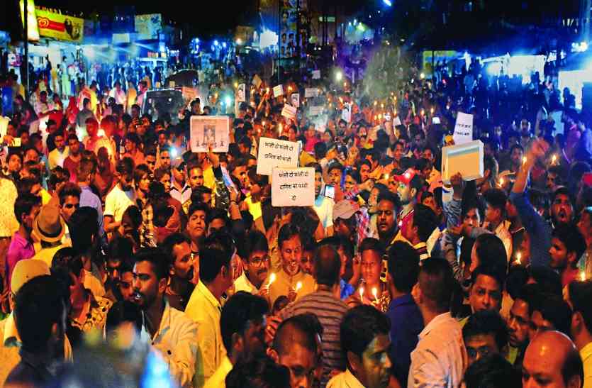 protest गुस्साई भीड़ थाने में घुसी, बाइक-बस में तोडफ़ोड़, पुलिस ने खदेड़ा तो किया चक्काजाम