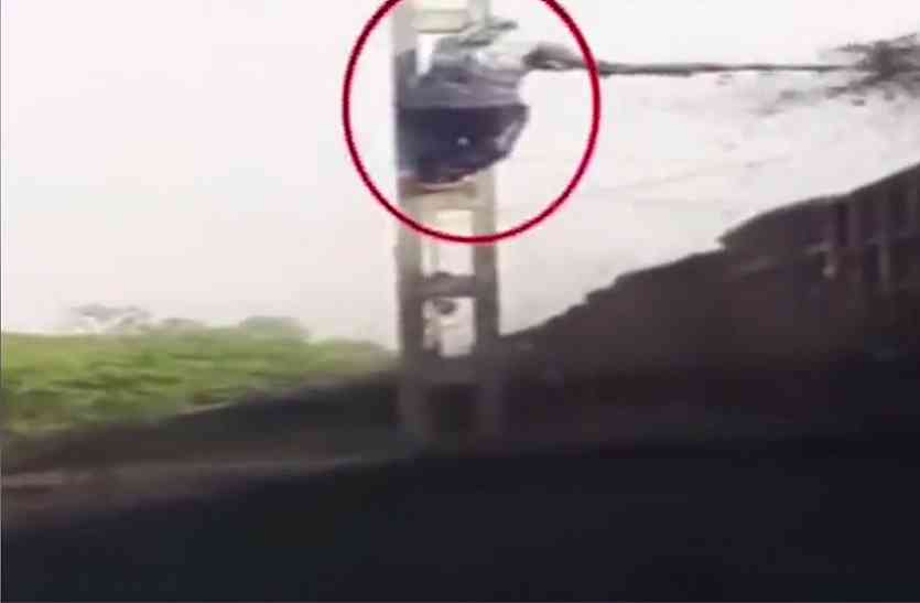social media,Odisha,coal,video viral,stealing,The tractor then caught stealing coal, तेज रफतार ट्रेन से कोयला चुराते हैं ये लड़के, देखें ये धाकड़ वीडियो