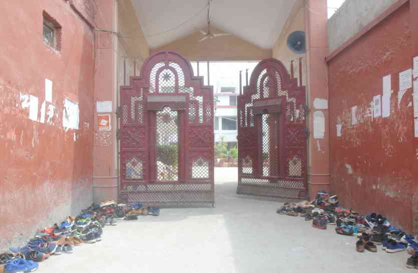 meerut यहां के छात्रों ने नंगे पैर दी परीक्षा, एेसा क्याें हुआ हैरान रह जाएंगे!