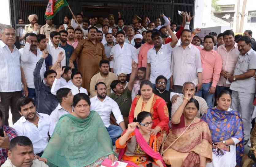 protest in ghaziabad कांग्रेस आैर सपा नेताआें ने जाेरदार प्रदर्शन कर की यह मांग