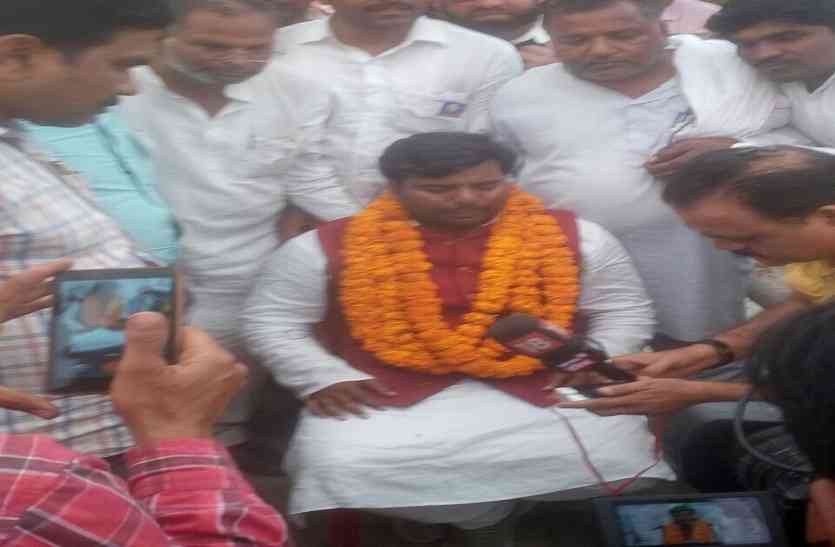 Who is pravin nishad who win on cm ygi aditya nath seat in Gorakhpur जानिए कौन हैं प्रवीण निषाद जिसने योगी की सीट पर पहली बार में ही हांसिल की जीत, राजनीति के हैं चाणक्य
