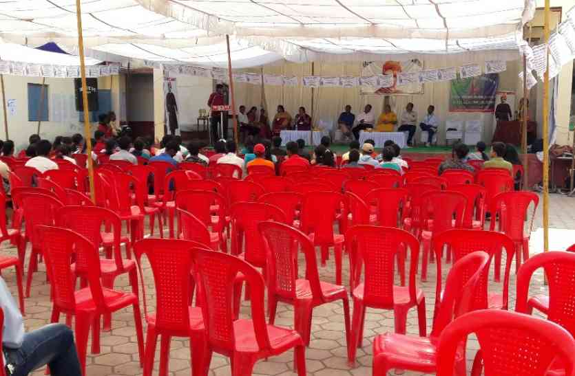Professor and Student's attendance at the conclusion is low Gush. फीकी रही कॅरियर मेले की रौनक