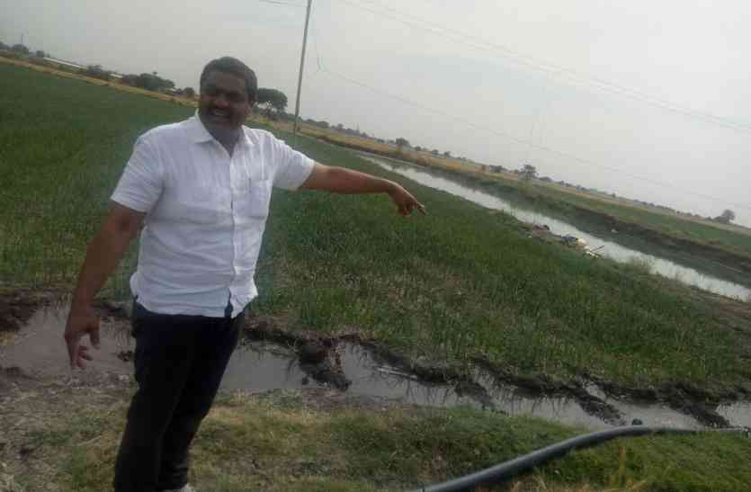 Water from the pond giving water to the pond सूखे से किए दो दो हाथ, फिर दिया बलराम ने सहारा