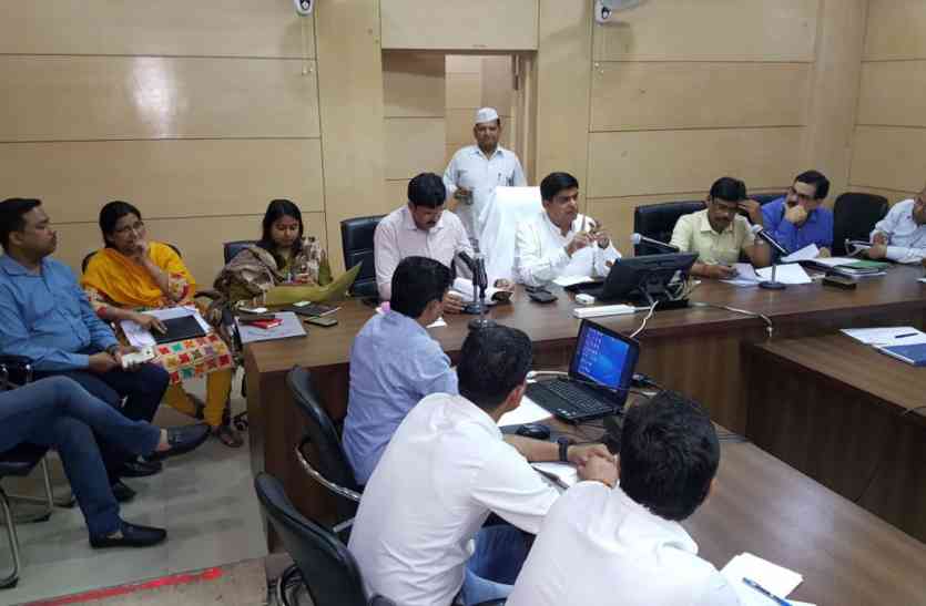 meerut शिकायतों पर सही काम नहीं किया तो डीएम ने अपने अफसरों का किया यह हाल
