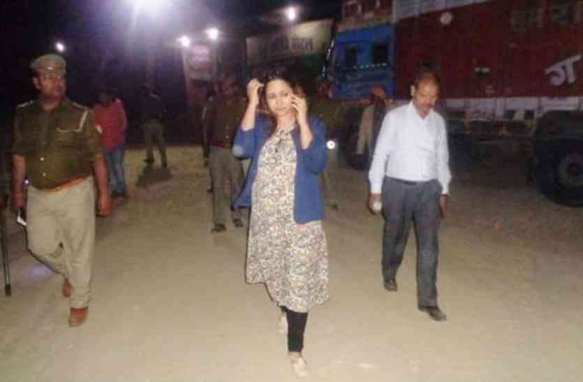 DM Neha Sharma जब रात में आला अधिकारियों को साथ लेकर डीएम नेहा शर्मा ने मारा छापा...