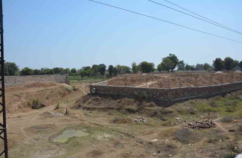 ILLEGAL CONSTRUCTION IN GAJUKI RIVER IN ALWAR अलवर की गाजूकी नदी का गला घोंट रहे रसूखदार, नदी के बीच ही दीवार देकर भर रहे मिट्टी
