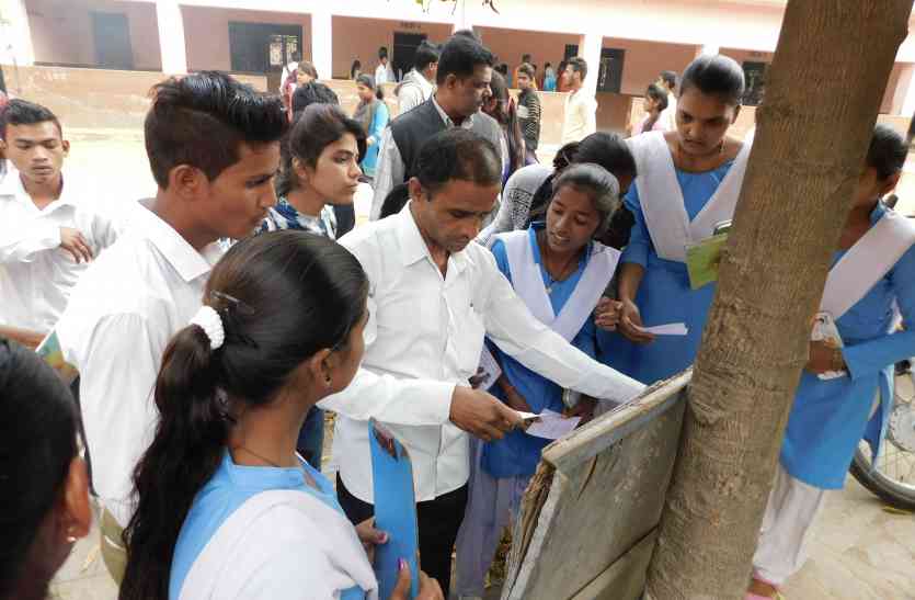 here 18 students test for Indian Music यहां 18 छात्रों ने दी भारतीय संगीत की परीक्षा