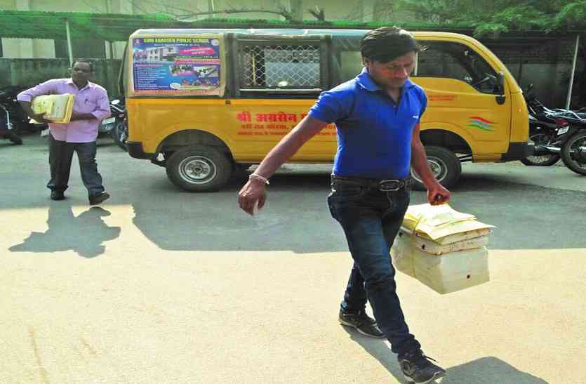 लापरवाही की हद, बिना सुरक्षा गार्ड के दो कर्मियों के भरोसे उत्तर पुस्तिका को पहुंचाया जा रहा बीयू लापरवाही की हद, बिना सुरक्षा गार्ड के दो कर्मियों के भरोसे उत्तर पुस्तिका को पहुंचाया जा रहा बीयू