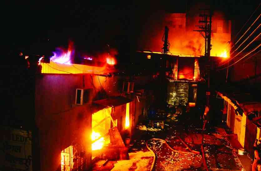 fire इंदौर के नयापुरा इलाके की फैक्ट्री में लगी भीषण आग