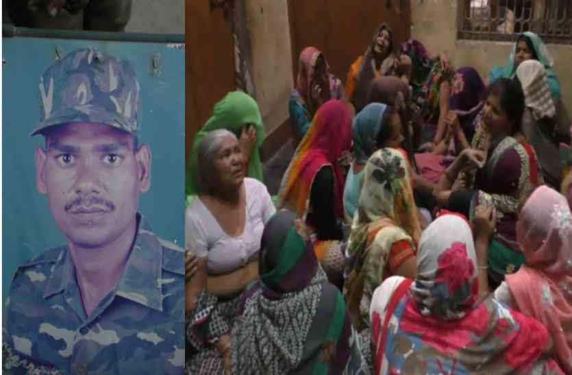 hapur सुकमा नक्सली हमले में शहीद हुआ हापुड़ का लाल, परिजनों को सांत्वना देने उमड़ा जनसैलाब, देखें वीडियो