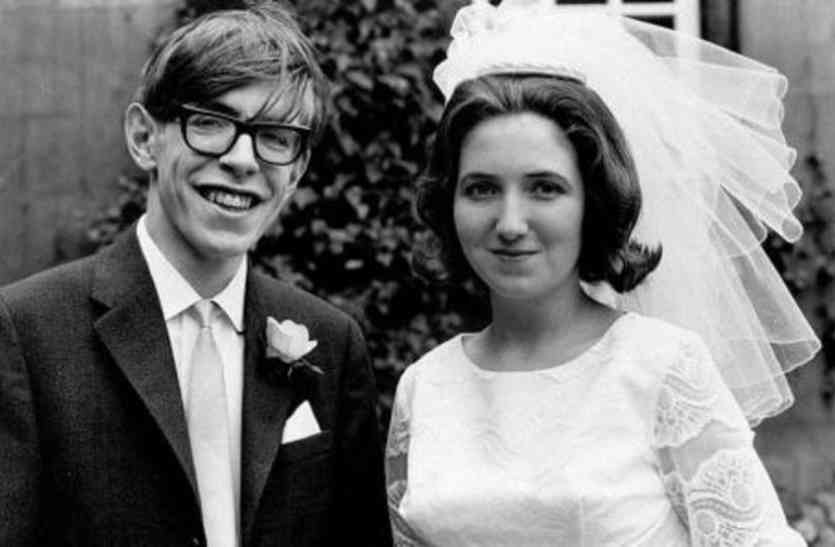 hawking with his wife दुनिया को अलविदा कह गये हॉकिंग, जानिये उनकी जिन्दगी से जुड़ी कुछ दिलचस्प किस्से...