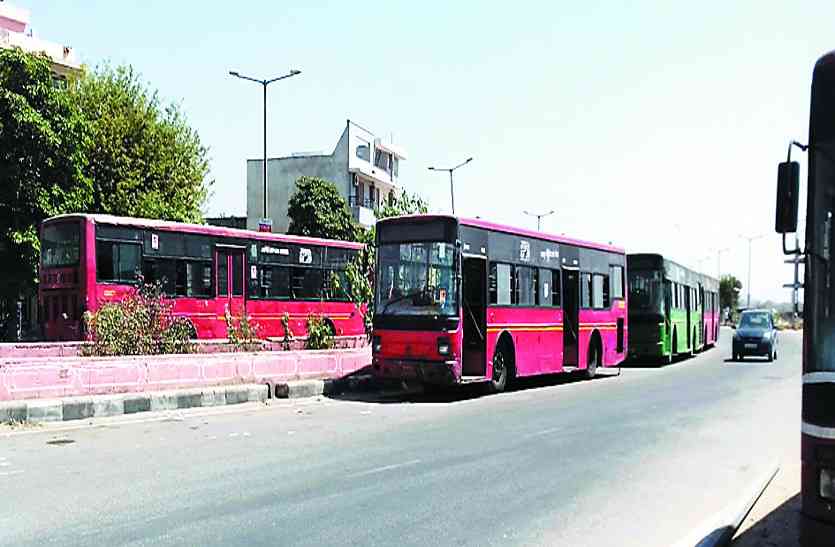 low floor सड़क पर सुनी खड़ी बसें चोरो को दे रहीं न्योता