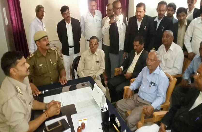 Advocate demand arrest of accused from Kotwali आरोपियों की गिरफ्तारी की मांग लेकर कोतवाली पहुंचे अधिवक्ता