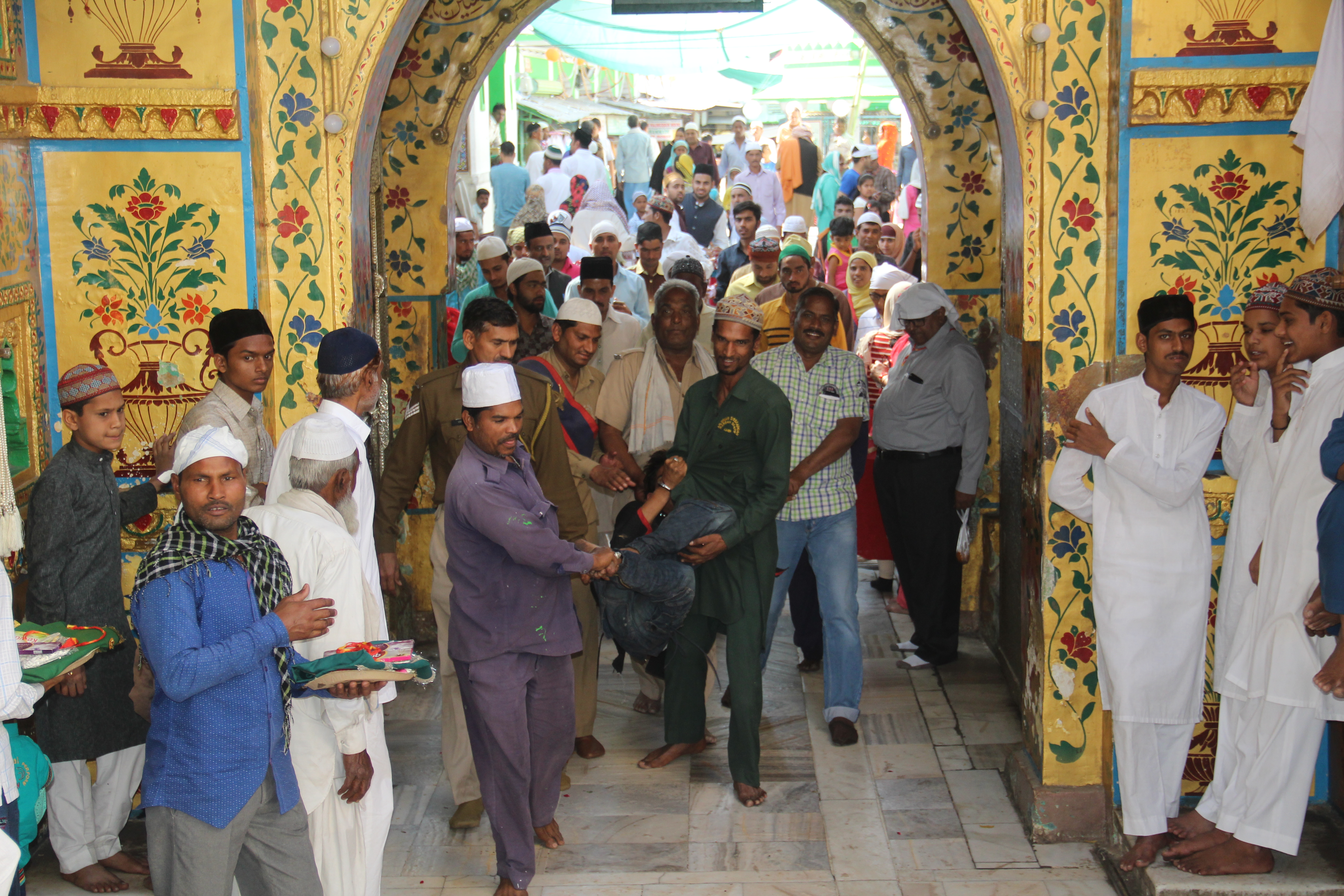 security tight in dargah PATRIKA IMPACT: सामने आई हकीकत तो पुलिस के उड़े होश, तुरन्त करने पड़े दरगाह में ये इंतजाम