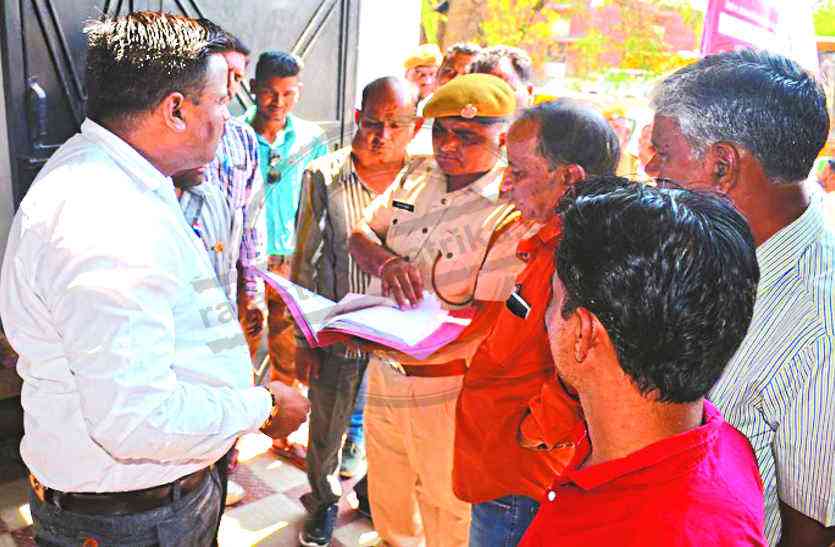 bhilwara, bhilwara news, breaking encroachment arrived in bhilwara, Latest news in bhilwara, Bhilwara News in hindi, Hindi News in bhilwara, Latest hindi news in bhilwara लवाजमा लेकर तोडऩे पहुंचे अतिक्रमण, दस्तावेज दिखाकर लौटाया