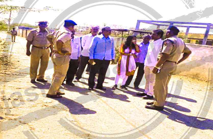 bhilwara, bhilwara news, ADM to resolve dispute in bhilwara, Latest news in bhilwara, Bhilwara News in hindi, Hindi News in bhilwara, Latest hindi news in bhilwara विवाद सुलझाने करेड़ा पहुंचे एडीएम, खटीक समाज ने प्रस्ताव ठुकराया