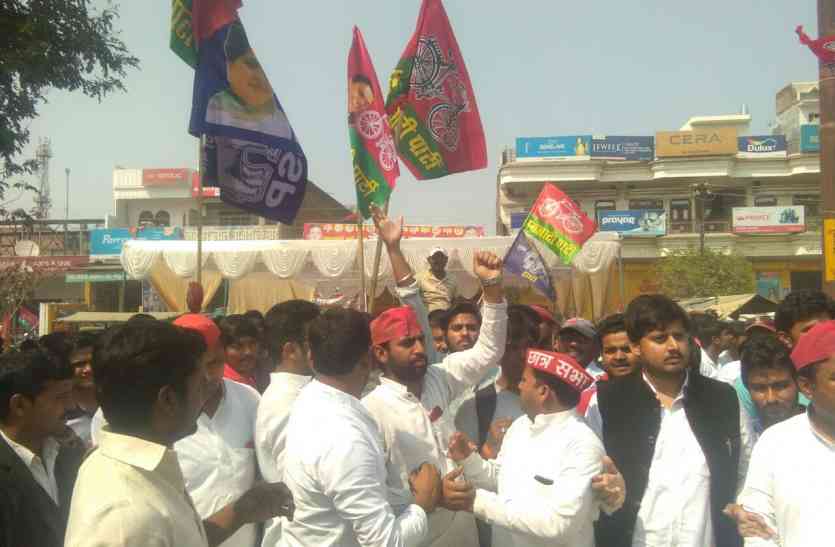 celebration उपचुनाव: खुशी से झूम रहे सपा और बसपा के लोग, जमकर खिला रहे एक-दूसरे का मिठाईयां, शुरू हुआ जश्न