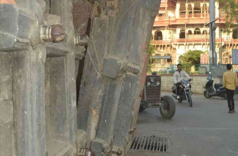 The need to handle the tragic legacy of falling गिरने को आतुर विरासत को सम्भालने की दरकार