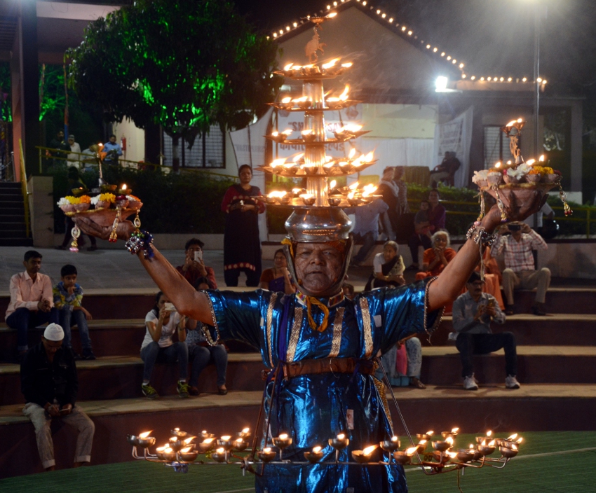 dance हो जायेगें अचंभीत: शरीर पर 108 दीए जलाकर सौराष्ट्र शैली में पेश किया दीप नृत्य