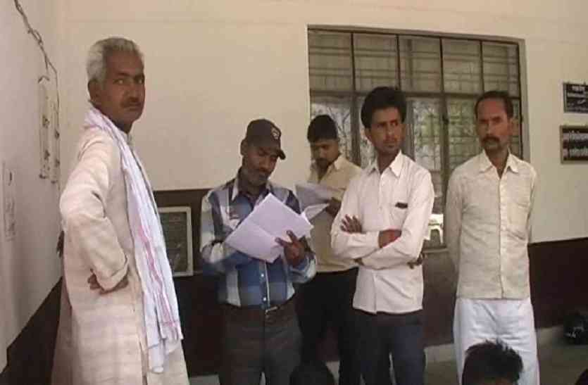 rashan कोटेदार गरीबों के राशन पर डाल रहा डाका, ग्रामीणों ने डीएम से की शिकायत