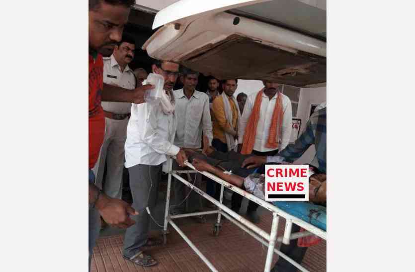 Attempt to Murder father and son did the attack on two farmers,crime,Crime Investigation,attempt to murder case,Attempt to murder,Accused of attempt to murder,attempt to murder in katni district,katni police,patrika seoni news mp news police mp police,Jabalpur, CRIME: दो भाईयों को मारी कुल्हाड़ी, फूट गया सिर