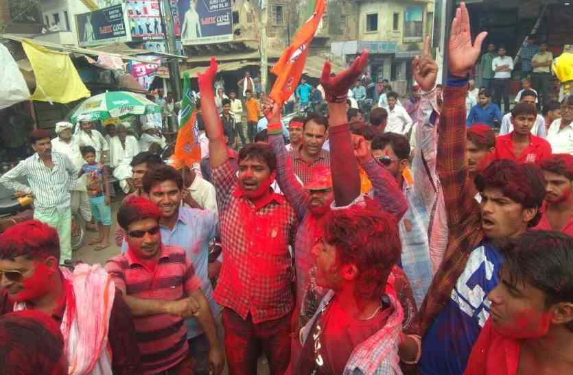kirodi supporters समर्थकों ने मनाया जश्न, जुलूस निकालकर उड़ाई गुलाल