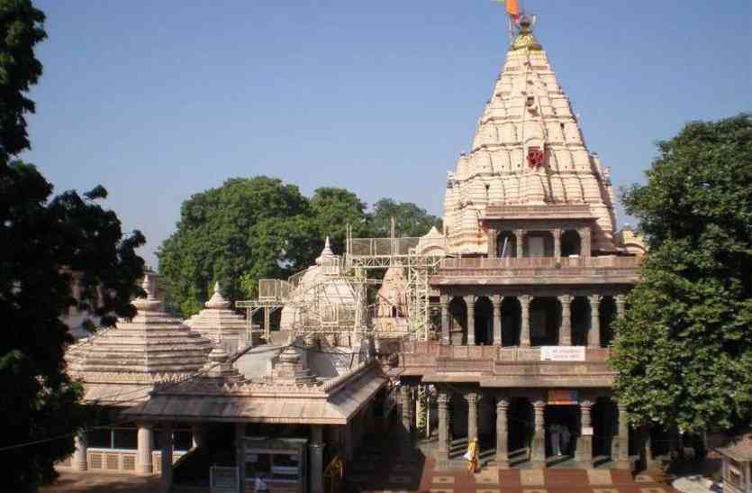 patrika महाकाल मंदिर में ऐसा क्या हुआ कि महिला कर्मचारियों ने नोंचे एक-दूसरे के बाल...पढ़ें पूरा मामला...
