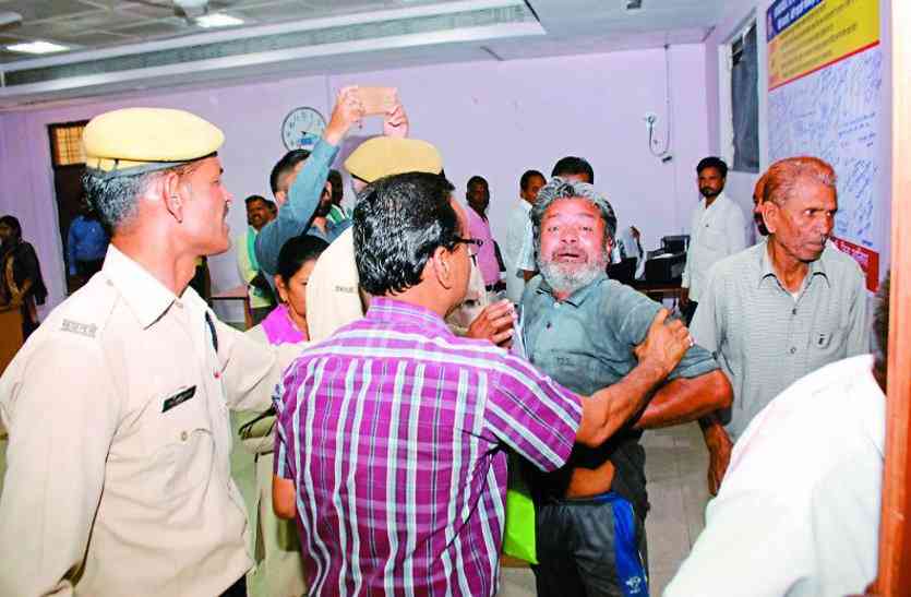 Madhya Pradesh 11 साल की सरकारी नौकरी फिर भी 32 साल से नहीं सुन रहा कोई,ऐसी है इस युवक की समस्या