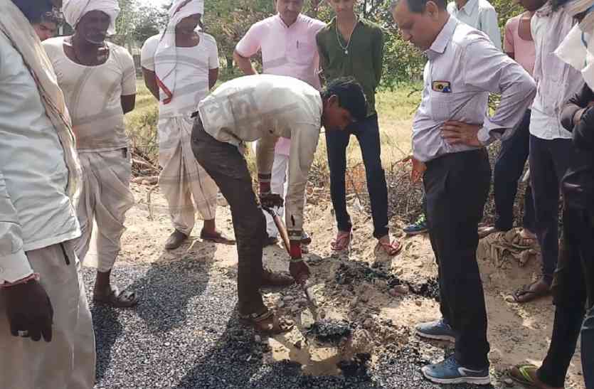 मिट्टी पर ही बिछा दी डामर, ग्रामीणों ने सड़क निर्माण कार्य रूकवाया ये कैसी सड़क जिसे देखते ही पहले ग्रामीण चौंके और बाद में अधिकारी