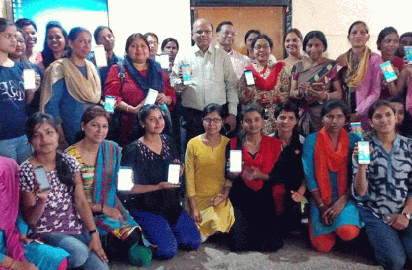Security App Rakshak Launch For protection of women अवध विश्वविद्यालय का नया प्रयोग महिलाओं की सुरक्षा के लिए लांच हुआ ख़ास ऐप रक्षक
