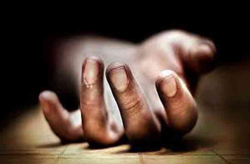 hindi news rajasthan karauli hindon पदयात्री युवक को अज्ञात बाइक चालक ने टक्कर मारी, पुलिस बोली— शराब के नशे में धुत्त था वह