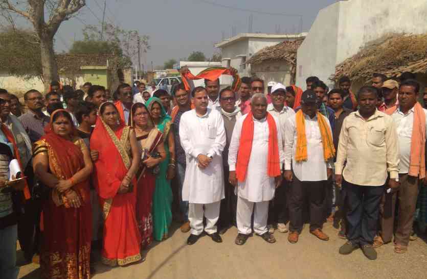 mungeli news मंत्री मोहले ने गिनाई सरकार की योजनाएं, सुनी ग्रामीणों की समस्याएं, अधिकारियों को दिए निर्देश