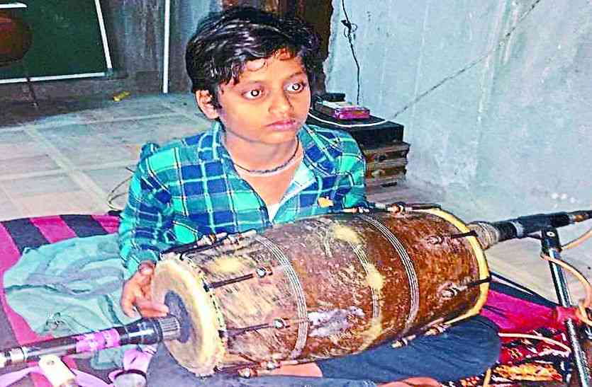 naman of alwar is master in dholak paying डिग्री न उस्ताद फिर भी ढोलक में पाई महारत